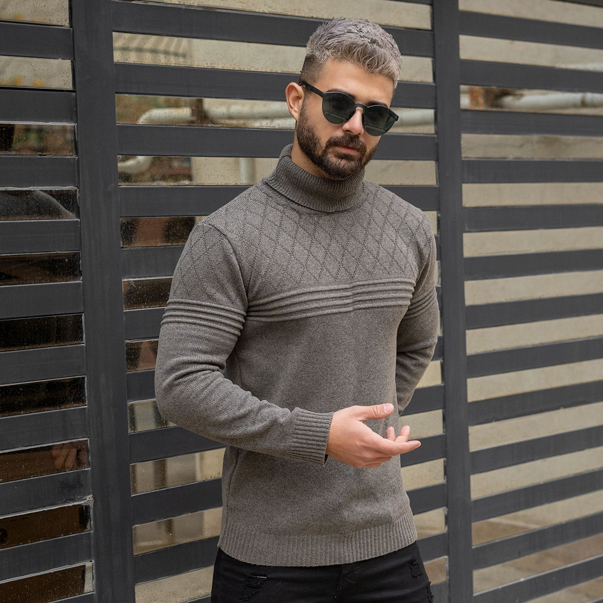 پلیور مردانه خاکی طرح لوزی یقه اسکی مدل Havash