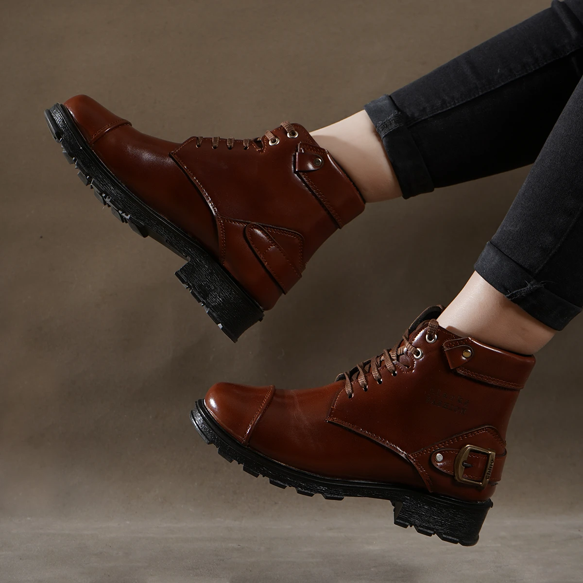 نیم بوت زنانه سگک دار بندی قهوه‌ای مدل Farnosh