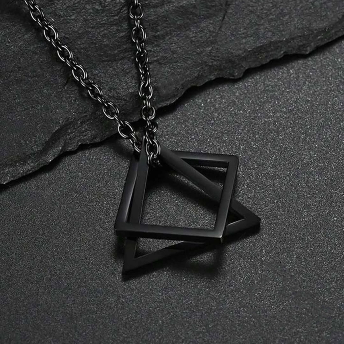 گردنبند طرح برمودا مشکی